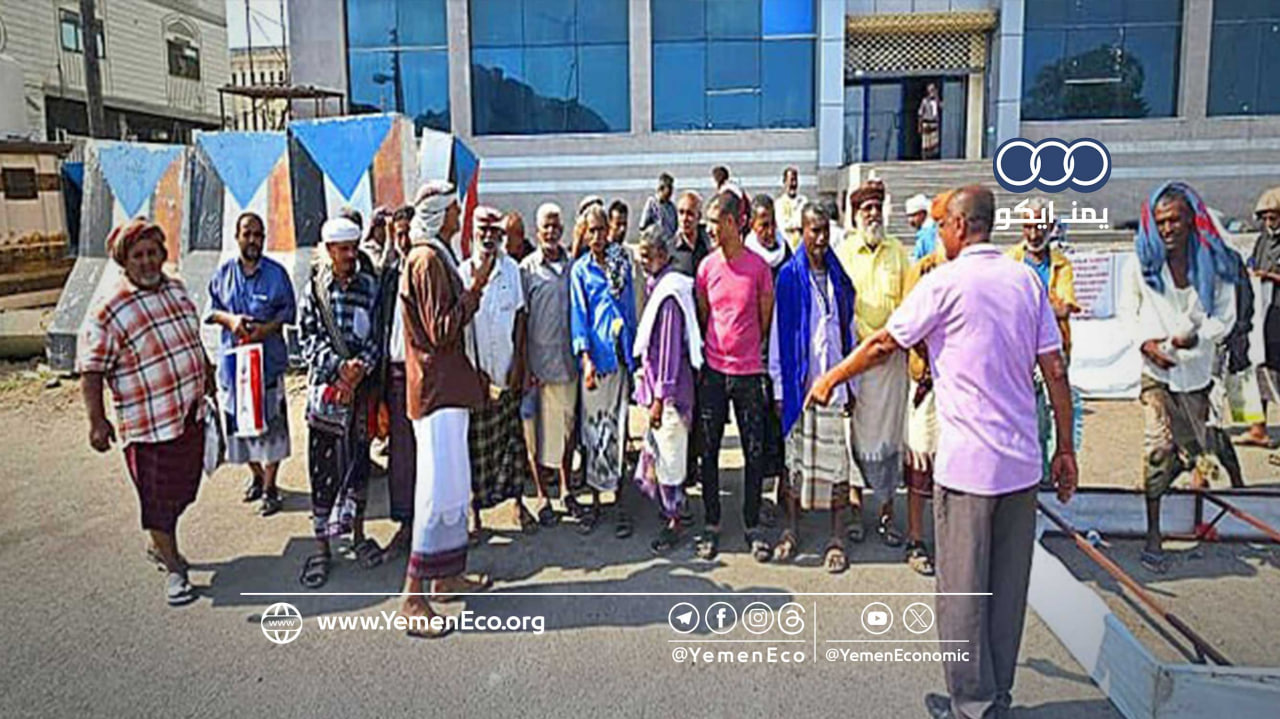 مسرحو الجيش يواصلون احتجاجهم في عدن ويهددون بمنع دخول قصر معاشيق